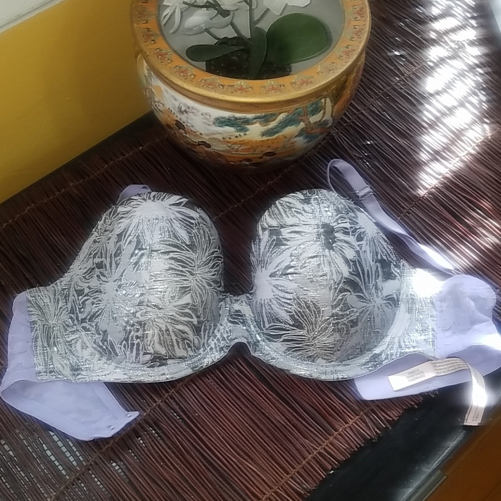 SOLD----New Victoria Secret Bra